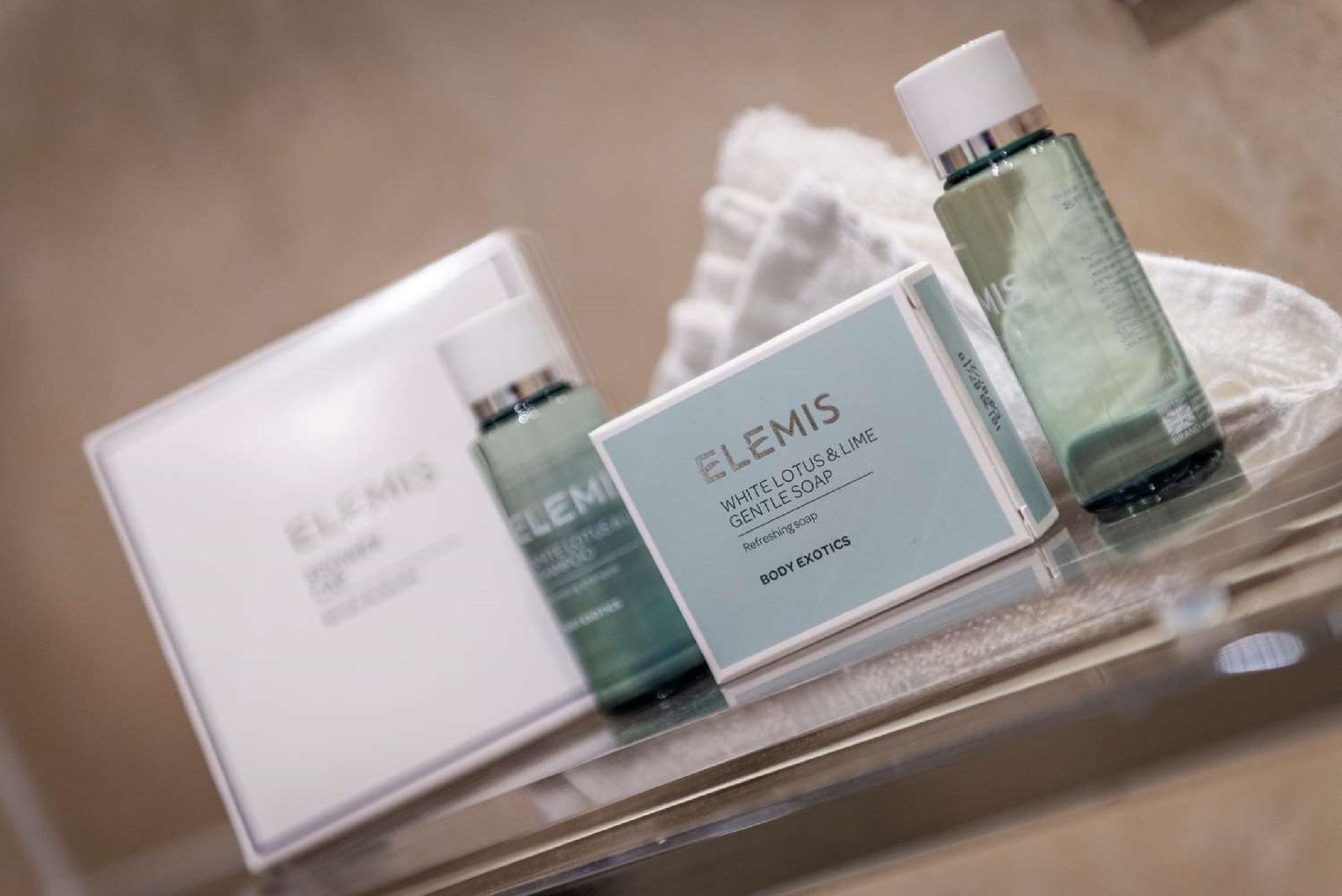 Macdonald Bath Spa Hotel Екстер'єр фото The photo shows a collection of skincare products from the brand Elemis. There are two bottles, one larger and one smaller, both with a transparent green liquid inside. In addition, there is a rectangular box, which is likely a skincare set or treatm